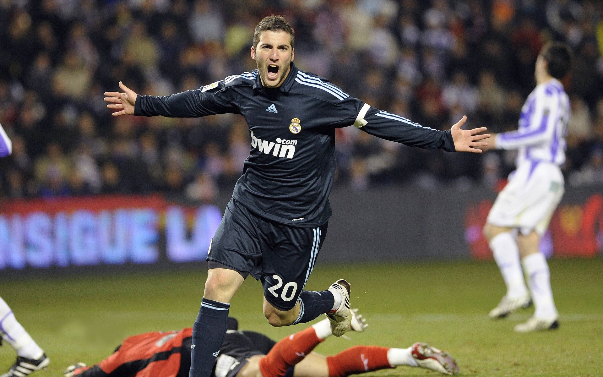 德甲战术频繁调整,精彩瞬间层出不穷,德甲战况